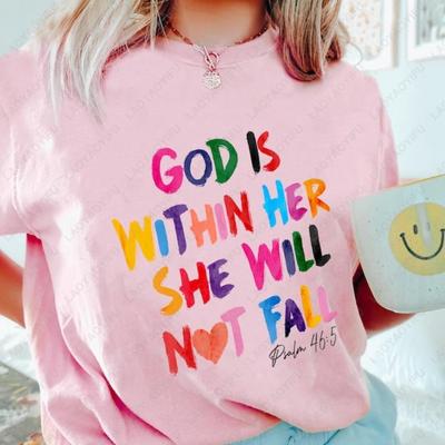 Gott ist in ihr Damen T-Shirt Christlicher Bibelvers T-Shirts Trendige Religiöse Oberteile Ästhetisches Christliches Spirituelles Zitat Baumwoll T-Shirt
