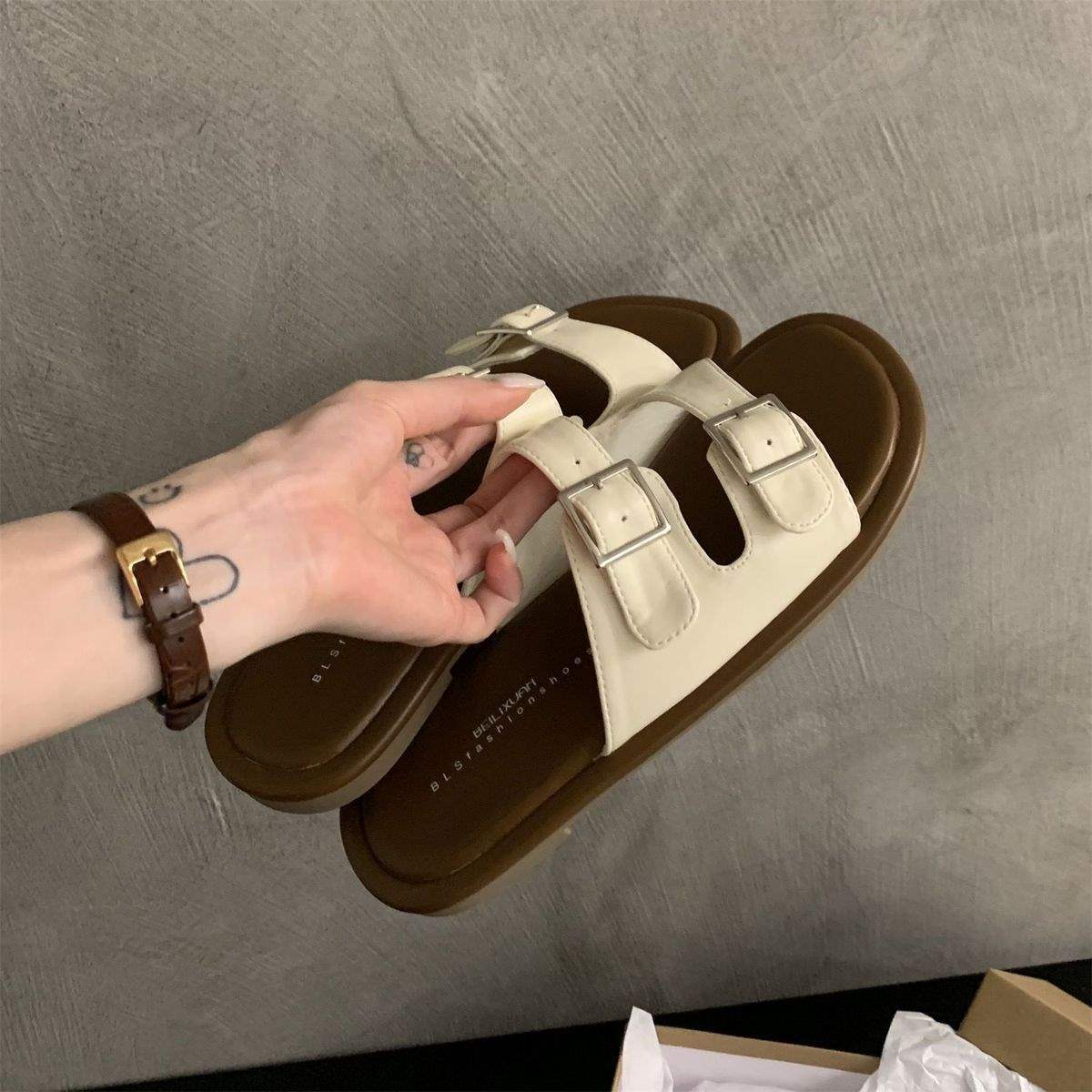 

Fashion soft-faced flip-flops for women s outerwear 2025 spring new flat-bottomed foreign-style versatile beach sandals 00 Blind Box