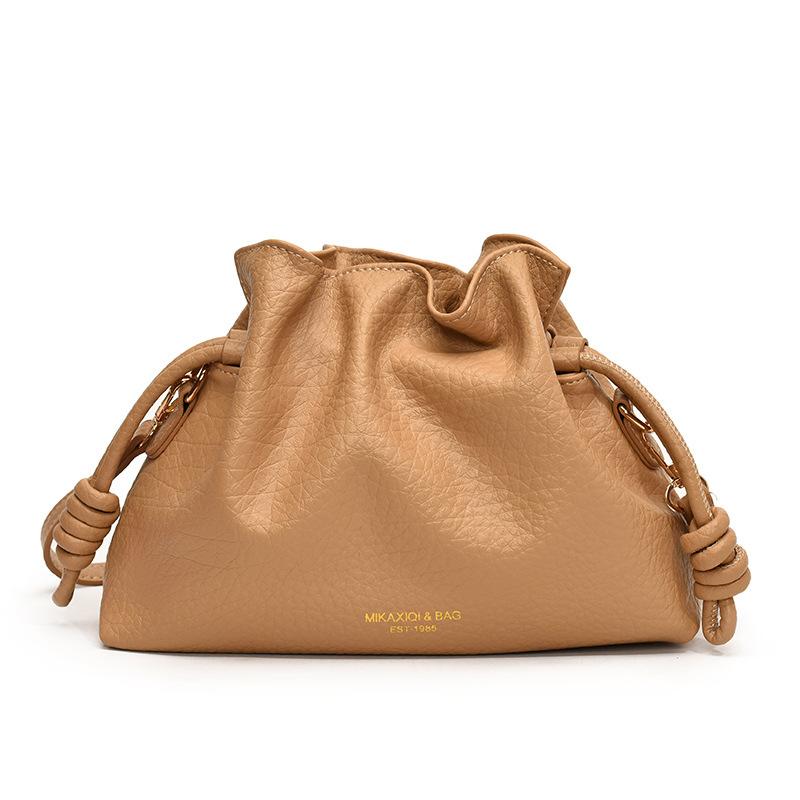 This year's popular bag women's large-capacity exquisite new retro niche design messenger bag pleated bucket bag