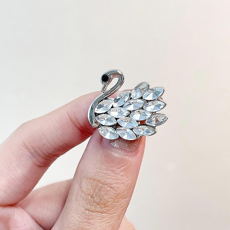 Elegant Black Swan Brooch: Exquisite Women's Pin for Suit Jackets