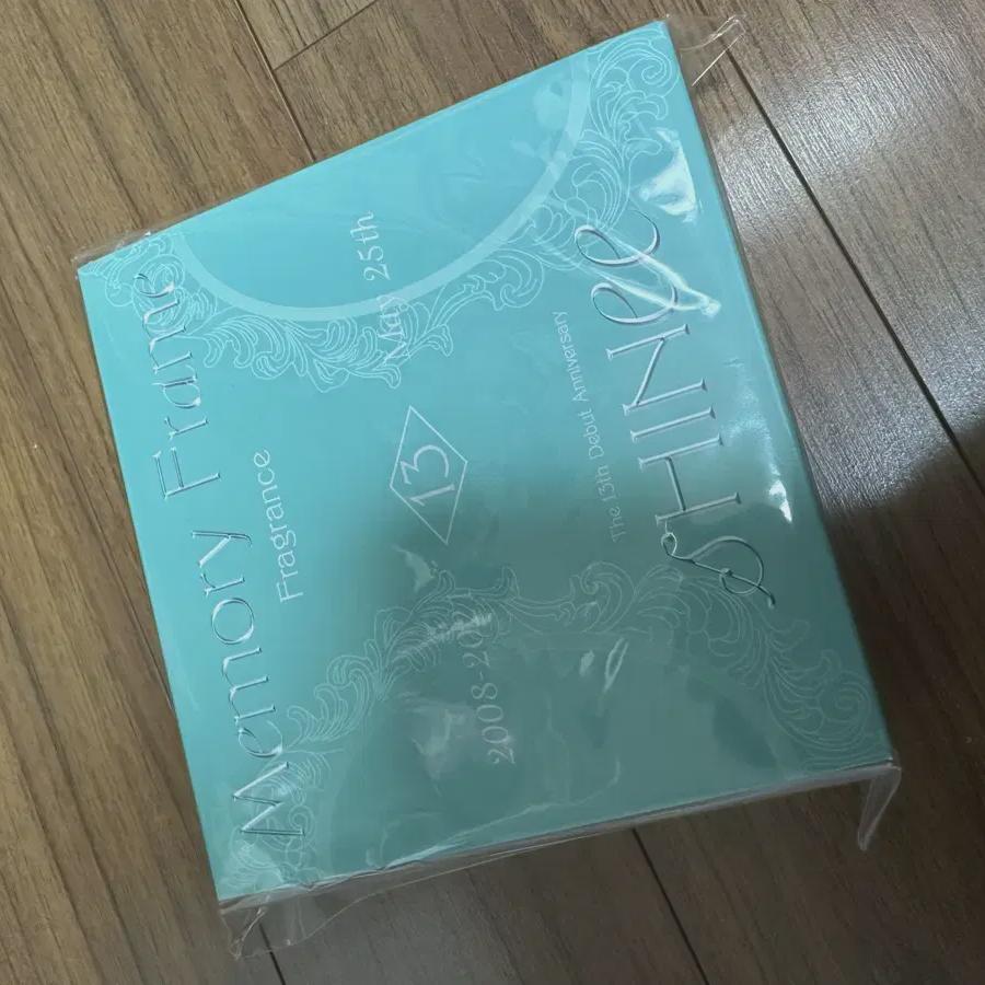 

Аромат для флакона Shinee 13th Anniversary Memory Frame.