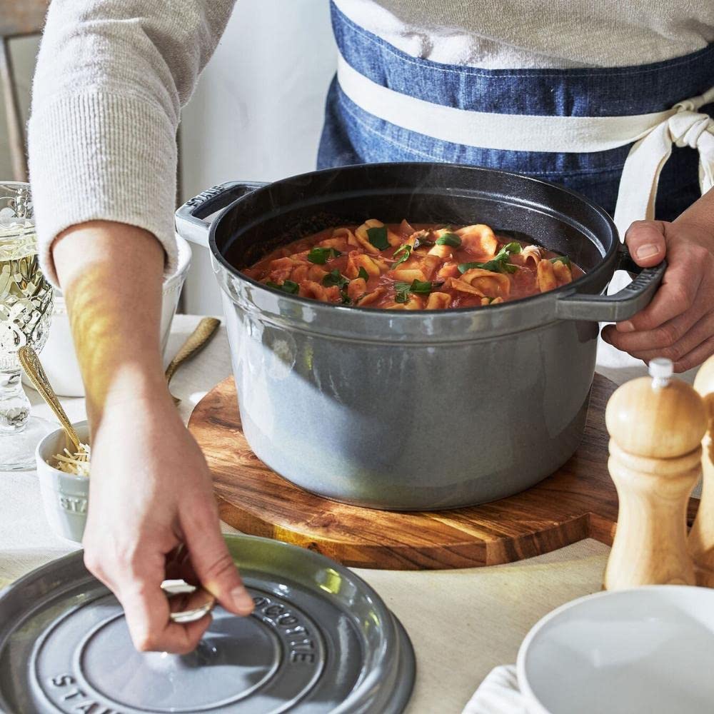Staub Cocotte Šedý smaltovaný litinový hrnec kompatibilní s IH "Grand 24? 4.65L"