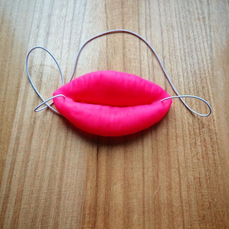Realistic Red Lips Sausage Joke Prop for Funny Party Cosplay Halloween Gag Thick Novelty Accessory for Photo Booth