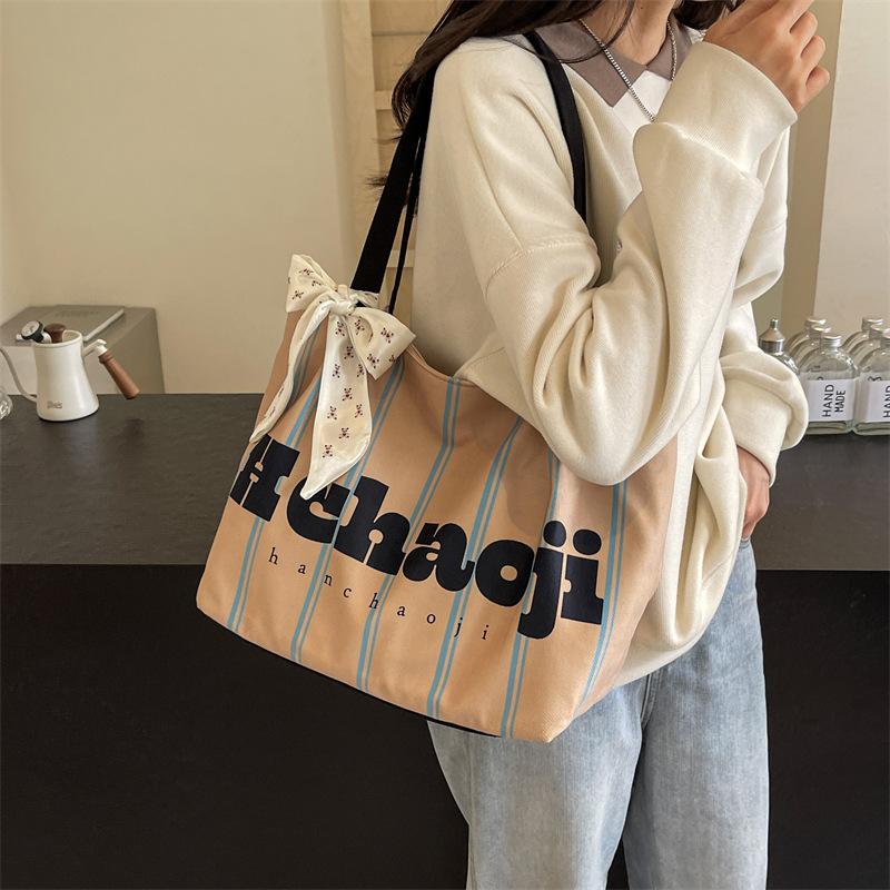 Женская холщовая сумка контрастного цвета в полоску с буквами — фото 3