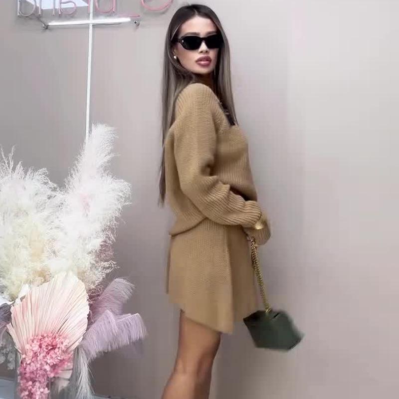 Set pulover tricotat și fustă scurtă de damă, culoare uni, toamnă 2024