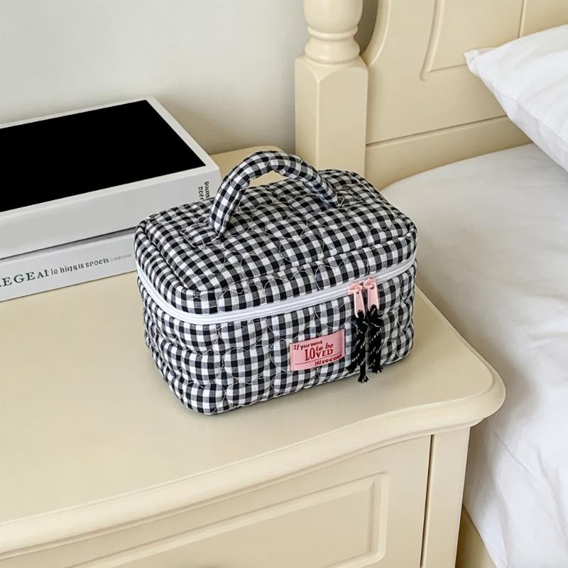 For Travel And Gym Use Convenient Hand Carry Plaids Cosmetic Storage Bag Large Capacity Quilted Heart Embroidery