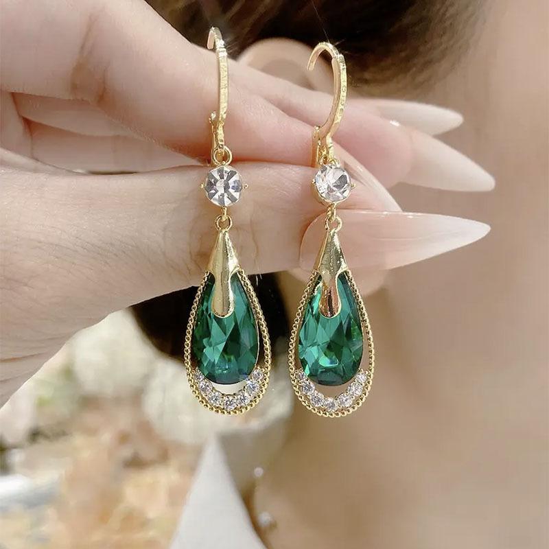 Exquisite and Elegant Temperament, Water Droplet Hollow Earrings, Female Design, Trendy Green Earrings, New Trend