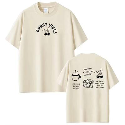 Bad Bunny "Bunny Vibes" Cultura Latina Café Câmera Rabisco Gráfico Frente e Verso Oversized Streetwear Reggaeton Fã Mercadoria Camiseta