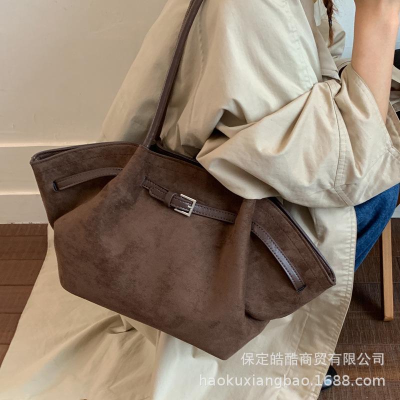 Large Capacity Bag Women's Autumn and Winter 2025 New Retro Niche Design Shoulder Underarm Bag Pleated Commuter Tote Bag