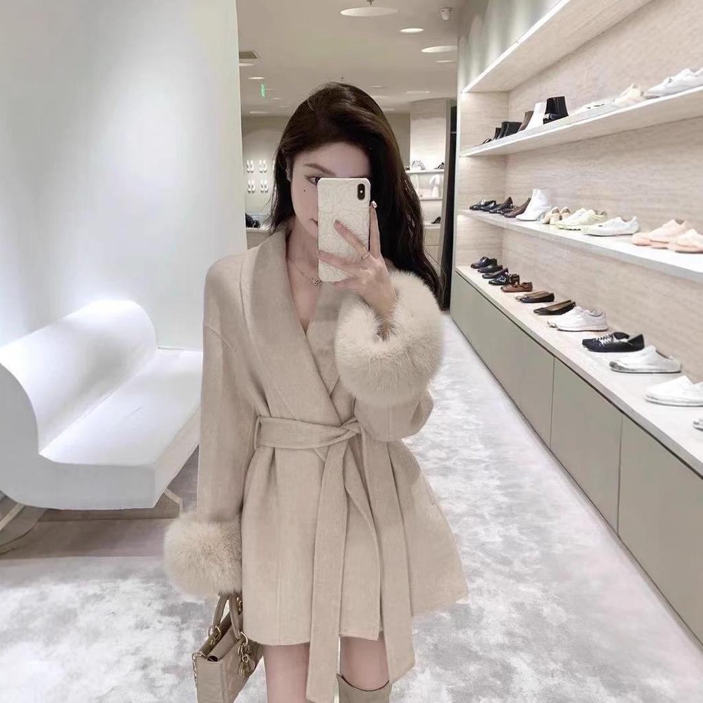 Elegant Women's Wool Cardigan Coat with Apricot, Fur-Trimmed Detail and Waist Cinching – Perfect for Autumn and Winter.