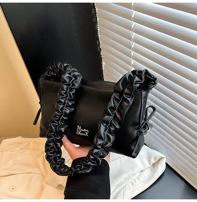 

Large capacity soft leather tote bag spring and summer new armpit commuter bag shoulder women s bag чорний