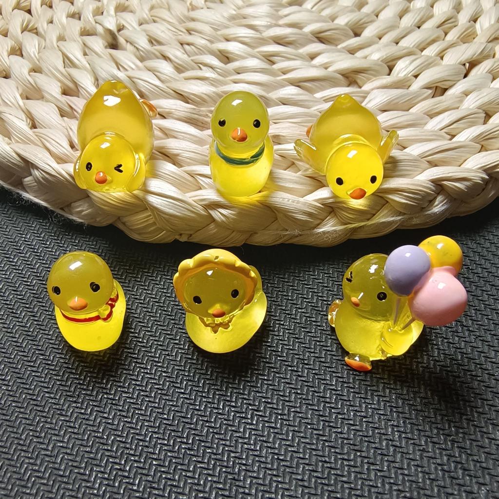 100pcs Luminous Mini Ducks Resin Miniature 3D Duck Figurines Moss Micro Landscape Resin Doll House Landscape Decor Glow at Dark