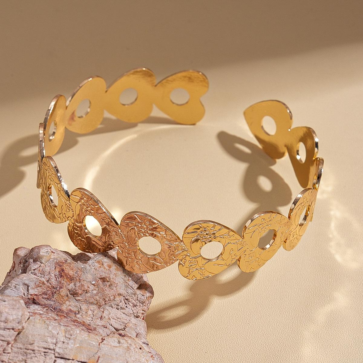 Metal hollow heart texture open bracelet environmentally friendly fashion bracelet