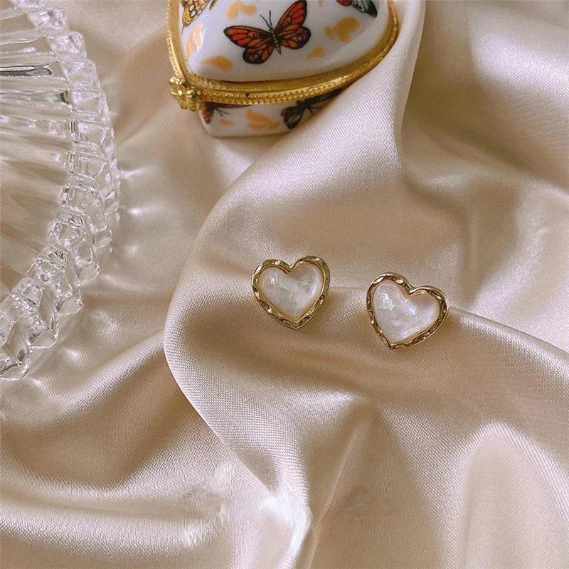 Trendy Vintage Heart Earring Women Classic Black White Stud Earrings Female Fashion Earrings Female Jewelry Gift