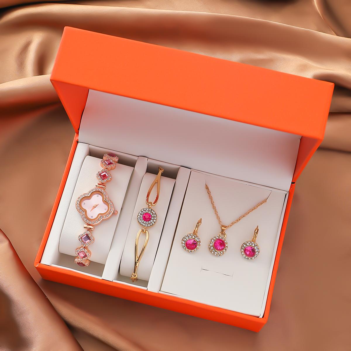 

New Gift Box Free Four Piece Set with Small Diamond Inlaid Dial, Clover Slim Bracelet, Watch and Accessories ярко-розовый
