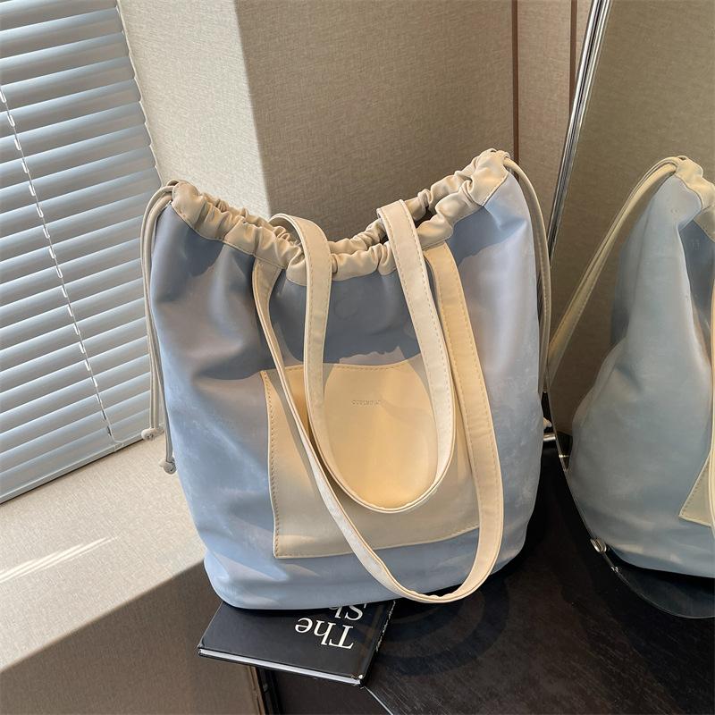 

Популярная летняя сумка женская 2025 новая высококлассная легкая роскошь нишевая контрастного цвета сумка под мышкой универсальная сумка-ведро синий