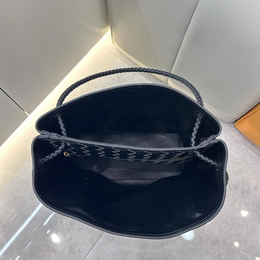 Grenzüberschreitende Mode Rindsleder Große Kapazität Geflochtene Schmetterlings-Eimer-Handtasche - Vielseitige Pendler-Crossbody-Tasche für Damen.