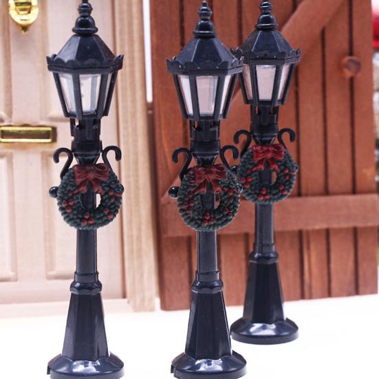 Mini Straßenlaterne Retro Miniatur Straßenlaterne mit Weihnachtskranz Miniatur Straßenlampenmodell für Puppenhaus Miniaturszenen DIY Mikrolandschaft