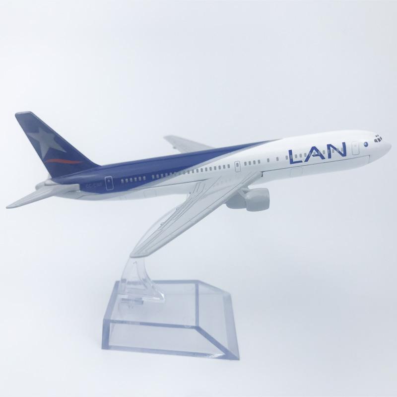 

16CM Alloy Aircraft Model Chilean Airlines 777 Collectible With Landing Gear Children s Toy Gift