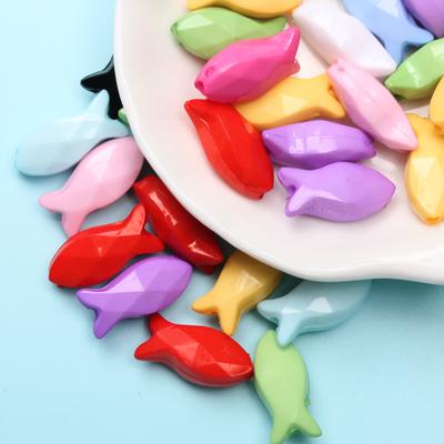 Unisex Mode 40 stücke 8*18mm, Der Glänzende Lose Perlen Zubehör Acryl Fisch Form Lot Für DIY Armband Halskette handgemachte Mode