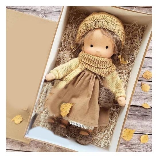 Păpușă Waldorf de 12 inchi, realizată manual, în rochie florală, cu pulover tricotat și eșarfă, cutie cadou pentru fete