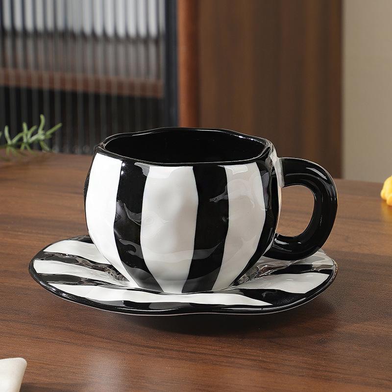 Ретро Простой Нишевый Черно-белый Полосатый Кофейный Стакан Керамическая Чашка и Блюдце Набор Ручная Роспись Кофейная Чашка 300ml