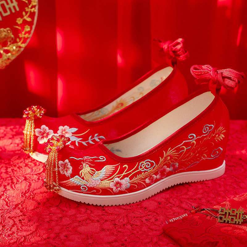 Embroidered Shoes Wedding Xiuhe Wedding Shoes New Old North Chinese Ancient Bridal Wedding Shoes Xiuhe Clothing Heightening Cloth Shoes