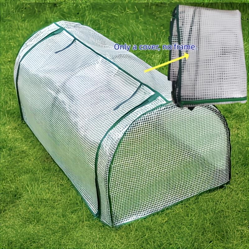 Průhledný kryt mini pařeniště z voděodolného plastového materiálu. Efektivní izolace a design odolný proti ptákům pro ochranu rostlin.