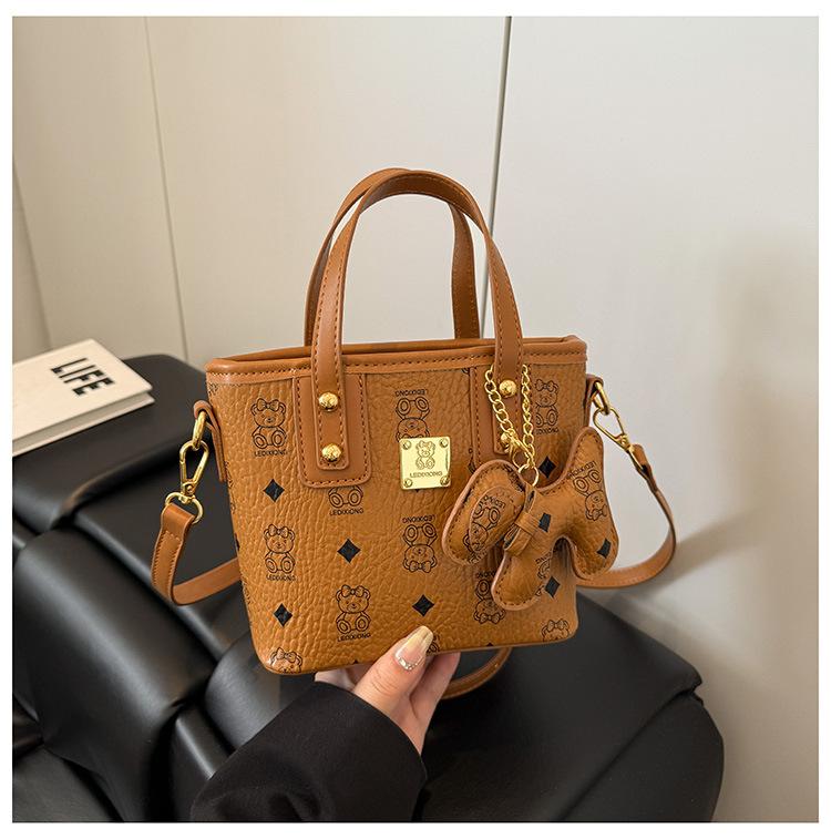 

В этом году популярны универсальные маленькие сумки для женских модных сумок-мессенджеров 2025 года и женские портативные маленькие квадратные сумки.