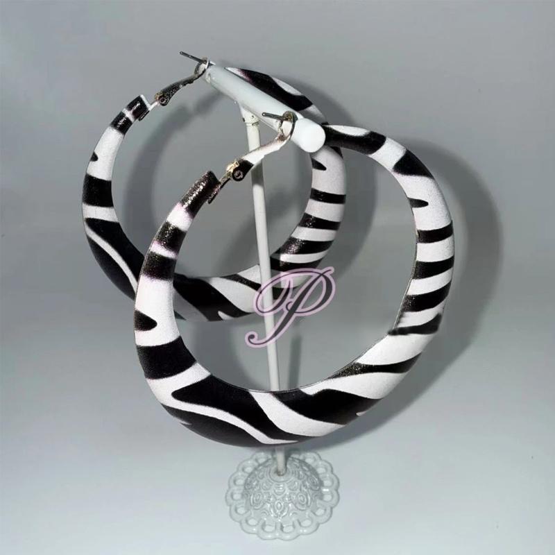

New Pair of Retro and Fashionable Commuter Earrings with Cow Pattern Geometric Circles and High Appearance Level