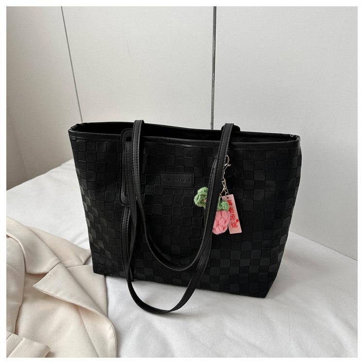 Large capacity casual PU shoulder bag 2025 new fashion pendant commuter bag simple tote bag