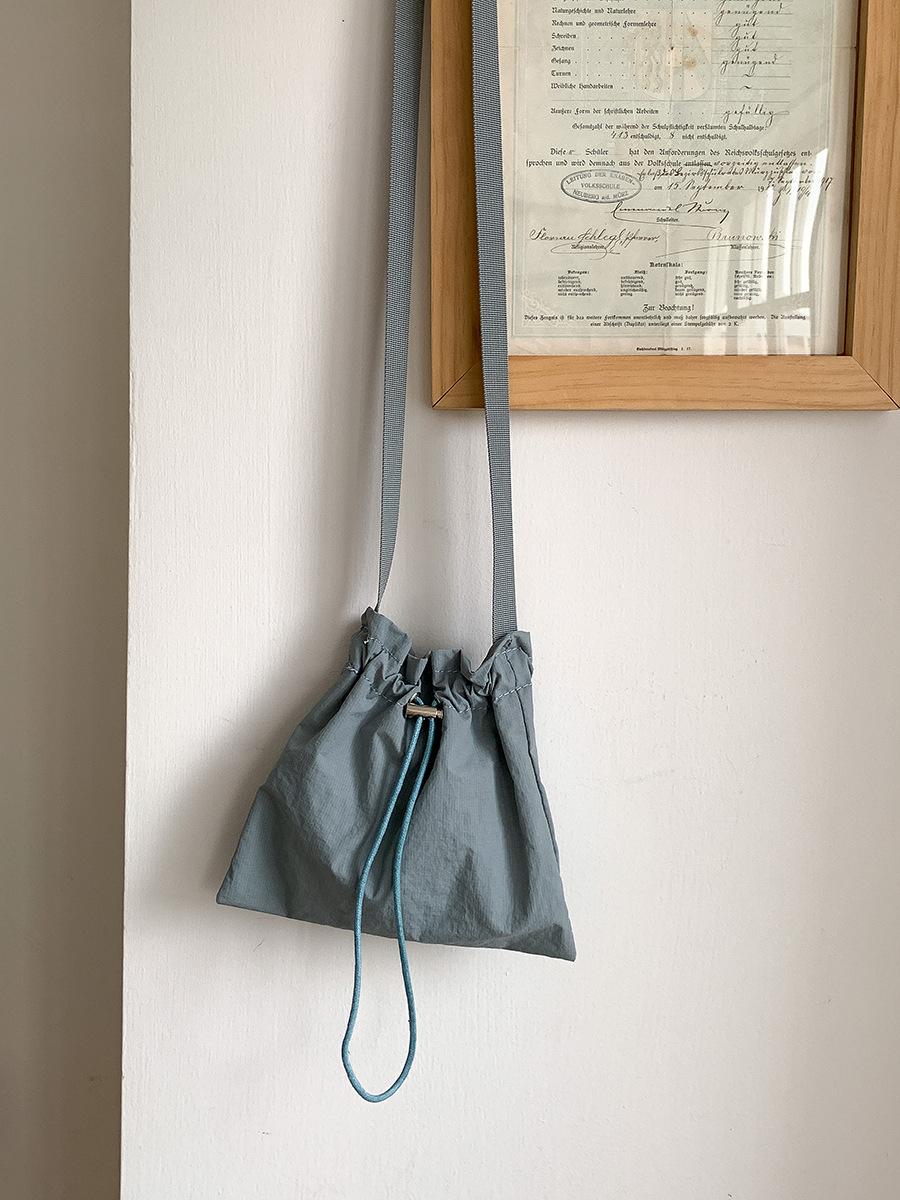 

New mni nylon cloth bag niche casual shoulder bag women s versatile drawstring pleated bundle student messenger bag women синий