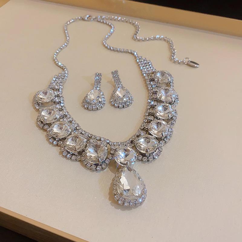 Set Colier și Cercei Geometrice cu Diamante Zirconiu - Bijuterii Elegante de Lux Ușor