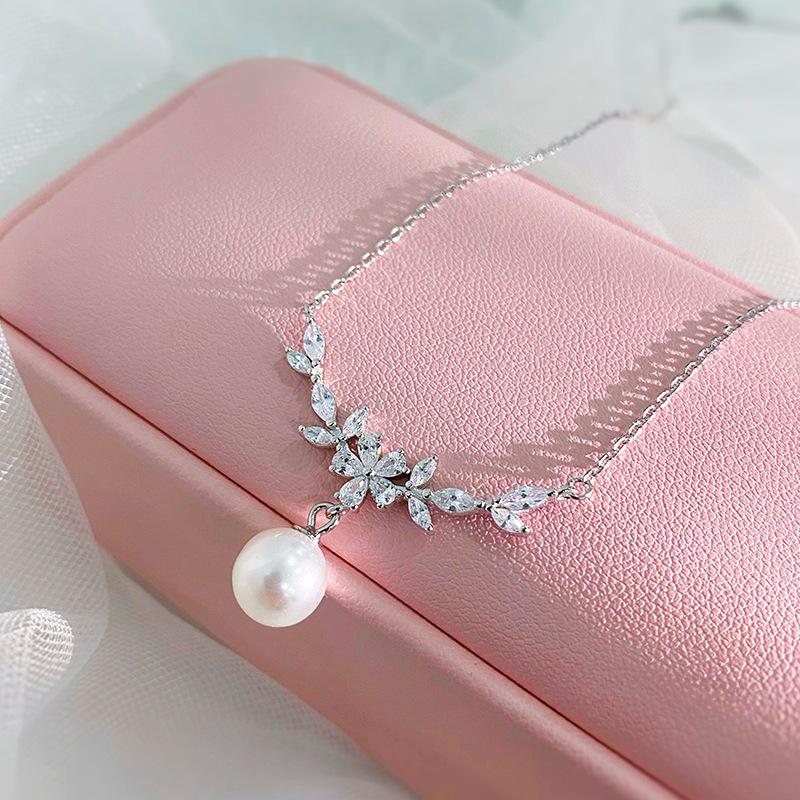 Pearl Leaf Zircon Necklace Temperament Light Luxury New Year New Clavicle Chain Women's Accessories