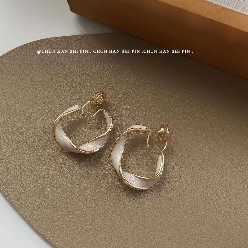 

C-shaped oil dripping mosquito coil disc, ear clips, French retro style earrings, high-end real gold electroplating earrings without piercings.