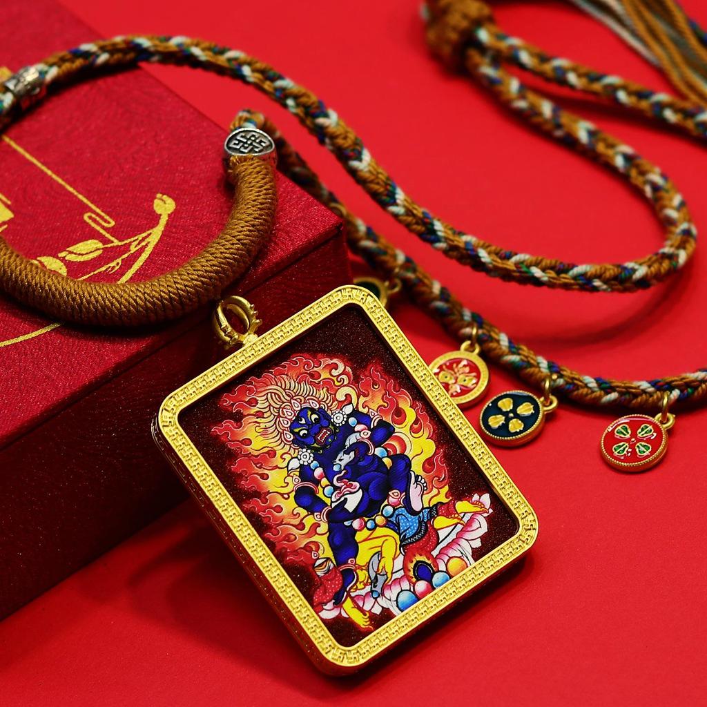 Schwarzer Dzambala Sechsarmiger Mahakala Thangka Anhänger mit Fünf Reichtumsgöttern und Ga'u Box Kette