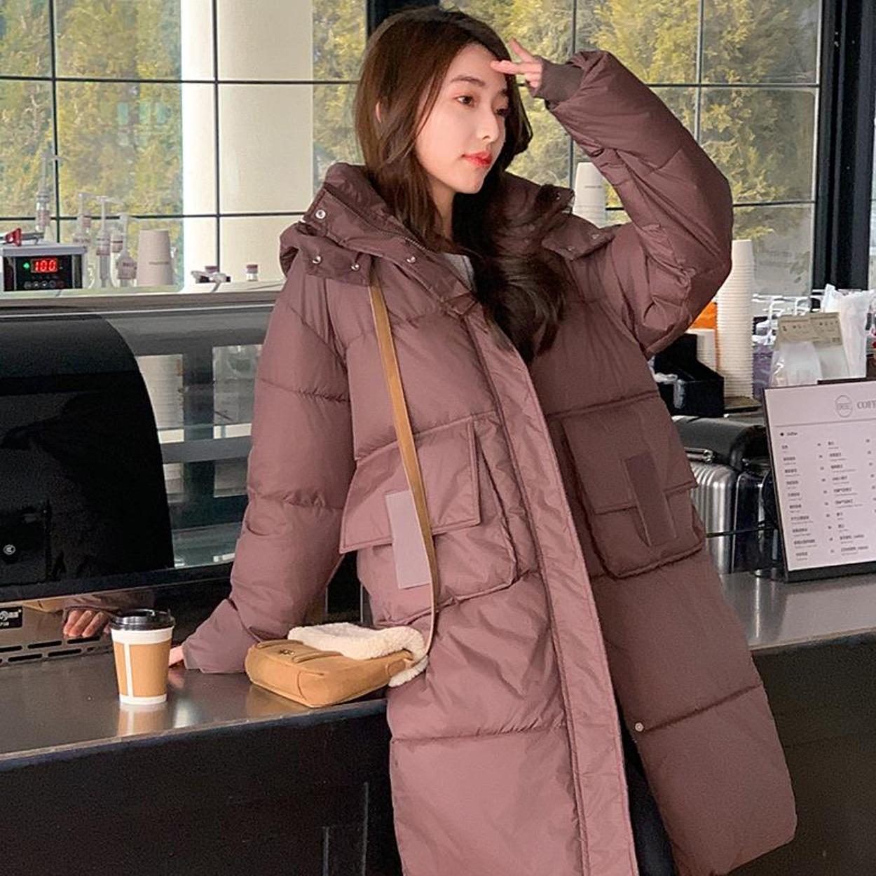 Женское свободное утепленное пальто с капюшоном и удлиненной курткой-хлебом зимой — фото 6