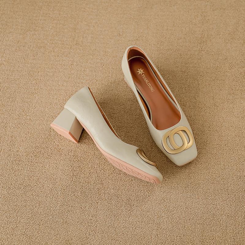 New soft-soled leather shoes are not tired of feet, spring and summer metal buckle high heels, thick heels, single shoes, socialite style