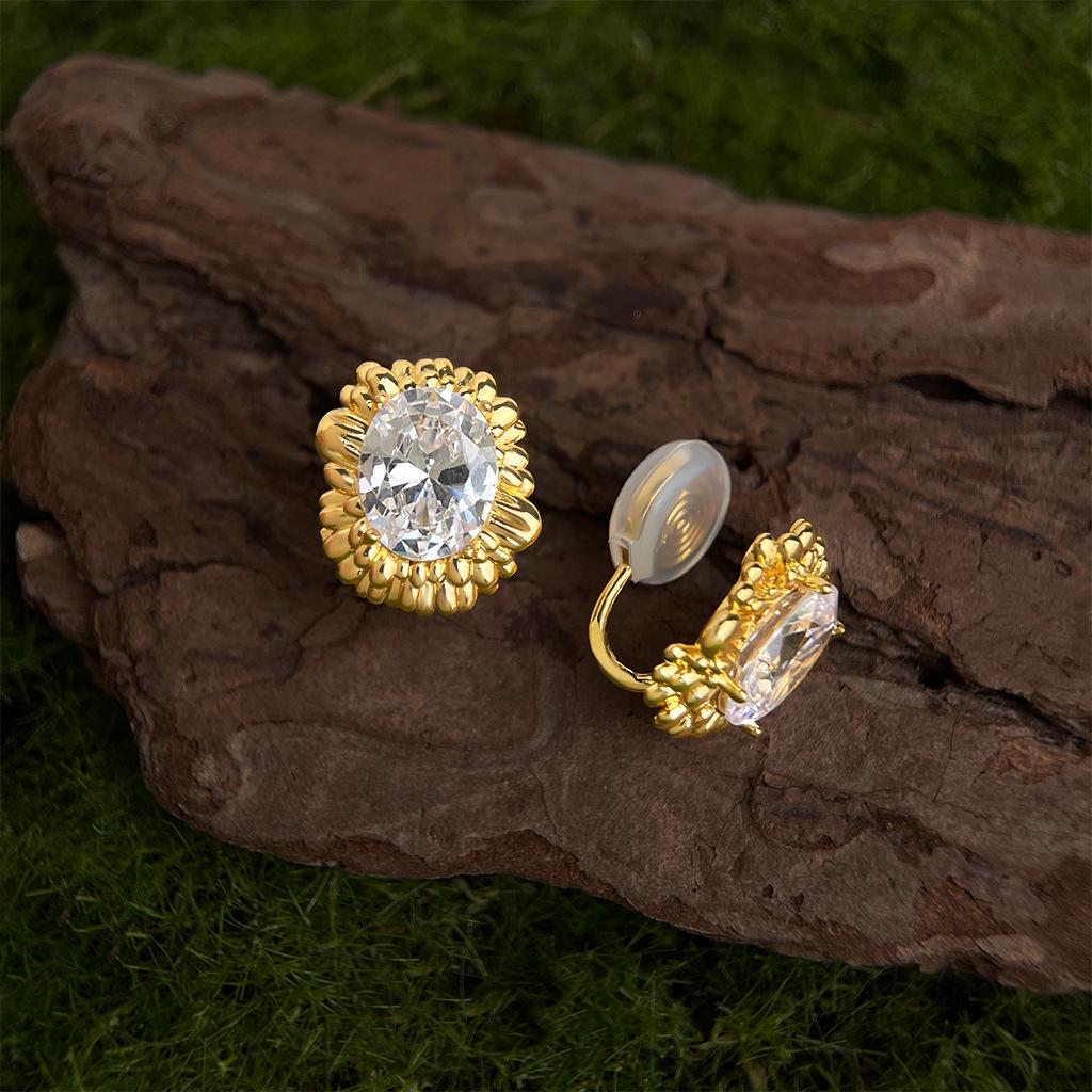 Kleine Zirkon-Ohrstecker mit Gänseblümchen-Motiv, 18 Karat vergoldet - Eleganter leichter Luxusschmuck