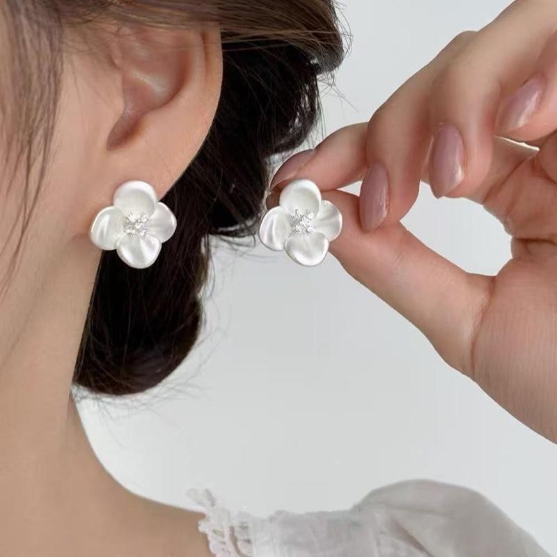 Gold Ring Earrings Women's Ear Buckles Light Luxury High-end Earrings Autumn and Winter Ring Earrings