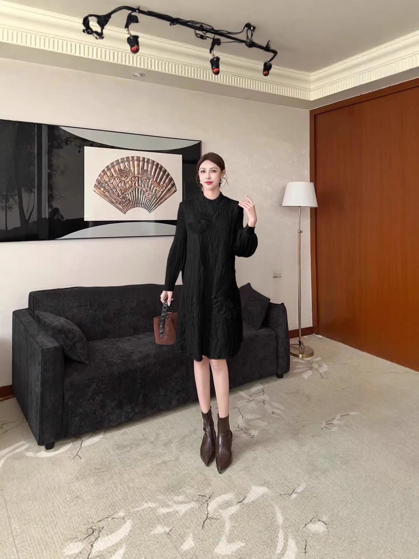 

Elegant Plus Size Embroidered Dress with 3D Petals One Size (40-100kg) чорний