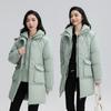Kurtka puchowa średniej długości dla kobiet zimą 2023 nowa luźna i wyszczuplająca, pogrubiona i ciepła kurtka na wakacje