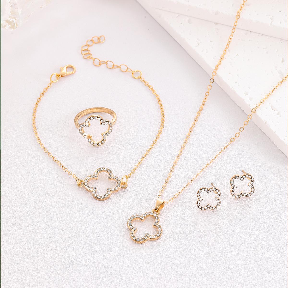 

Комплект украшений «Блестящий четырехлистный клевер»: Ожерелье, браслет, серьги и кольцо с полыми бриллиантами 4-piece set золотой