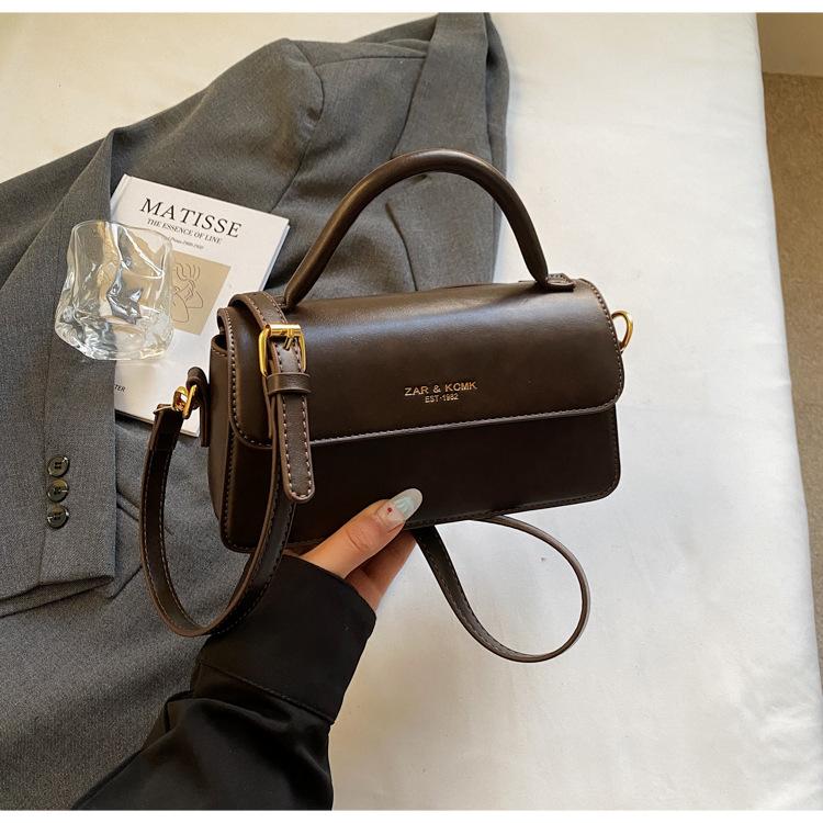 

Korean version of fashion handbag women s 2025 winter new retro letter shoulder messenger bag niche design small square bag темно-коричневого