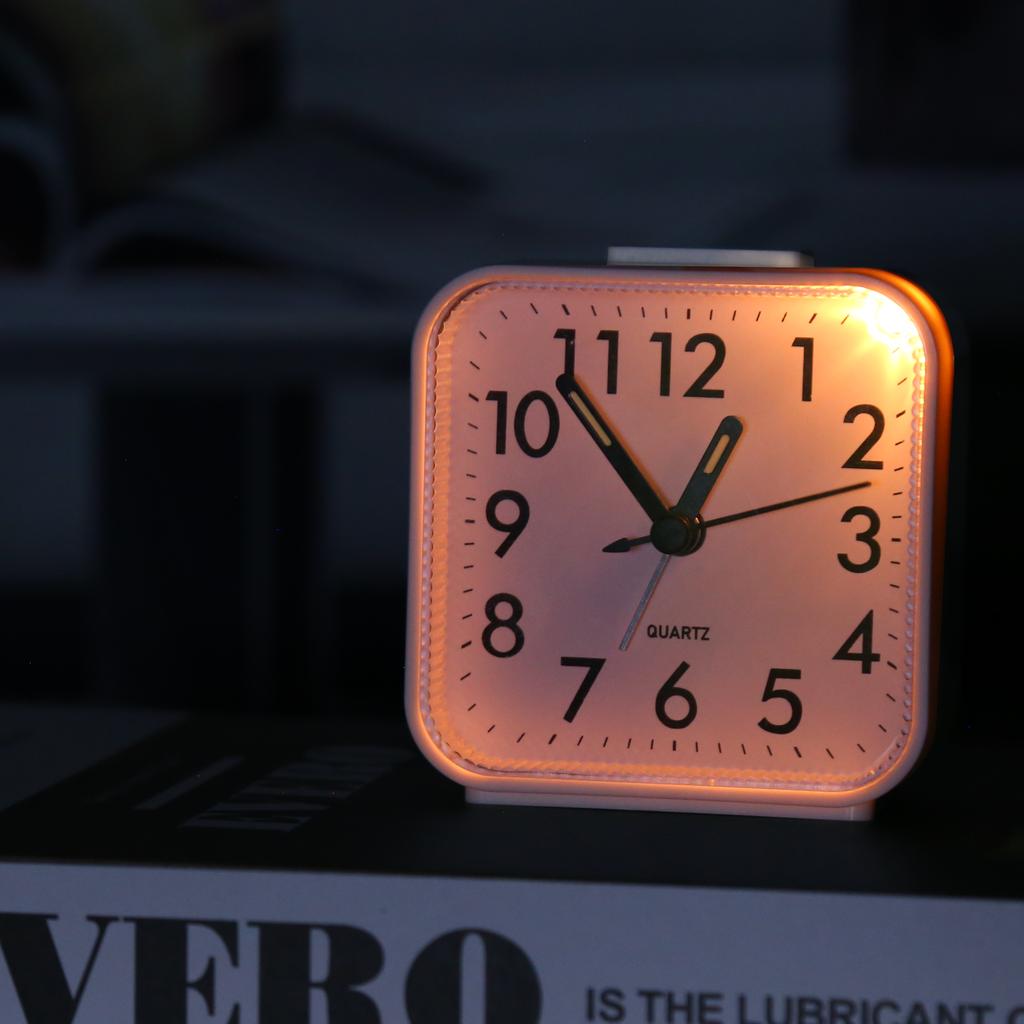 ORIA Analog Alarm Clock Bedside Alarm Clock Classic Small Clock Portable Children Desk Despertador 4 Colors for Home Travel