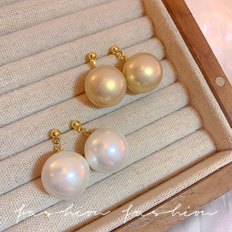 Light luxury large pearl elegant earrings niche design metal stud earrings ins tide earrings