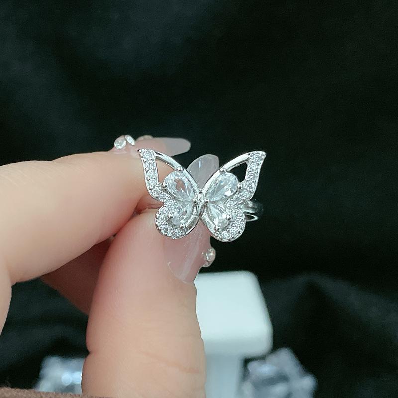 Elegancki Otwarty Pierścionek z Diamentami w Kształcie Motyla - Luksusowy i Modny Design dla Kobiet