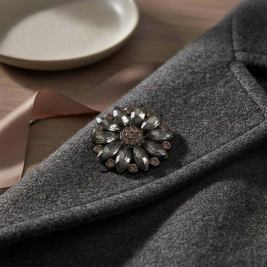 Buttons, Crystal Decorative Luxurious Embellishments for Elegant Closures on
