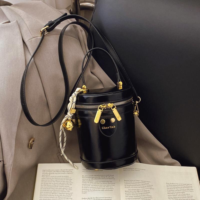 Retro simple small bag women's 2025 spring new portable bucket bag high-grade texture versatile commuter messenger bag