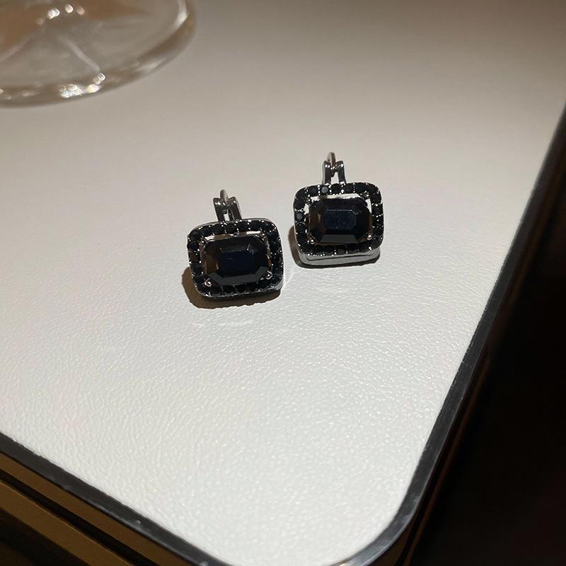 Vintage Silver Black Tassel Geometric Round Stud Earrings for Women - Elegant High-End Design